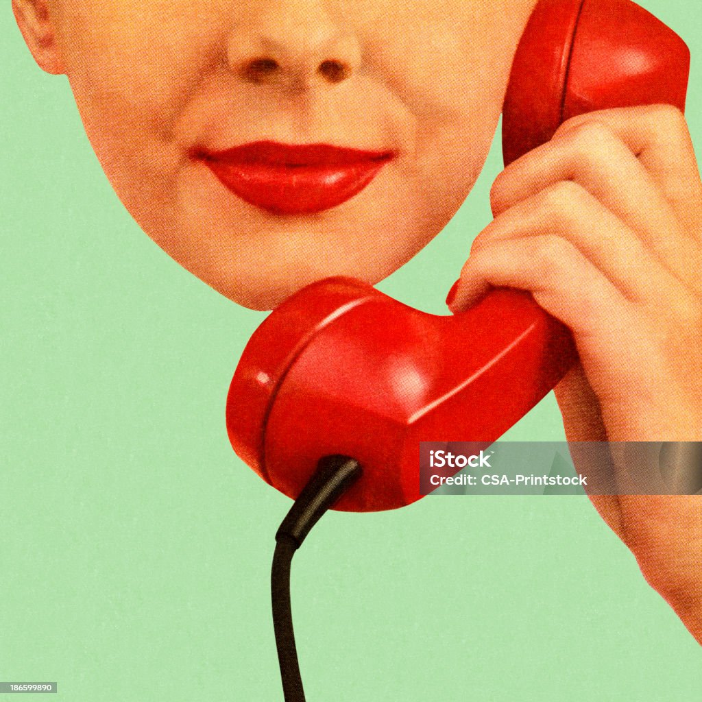 Mujer sosteniendo rojo teléfono a su oído - Ilustración de stock de Retro libre de derechos