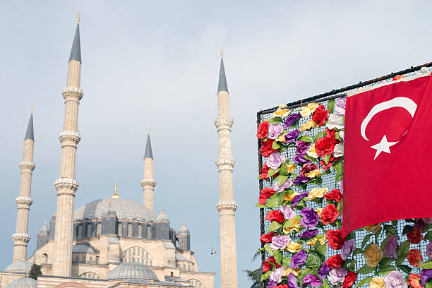 istock Mosque and flag in Edirne, Turkey 186600213