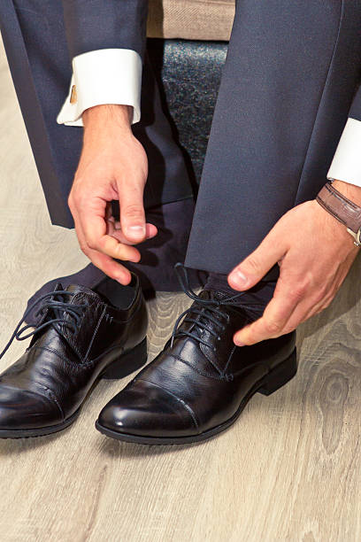 istock man wears shoes 186601969