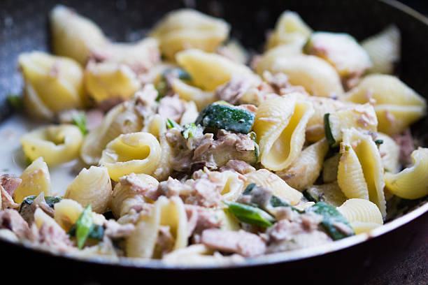 makaron z tuńczyka błękitnopłetwego, cukinią, sos i zioła w patelnia - tuna casserole noodles dinner zdjęcia i obrazy z banku zdjęć