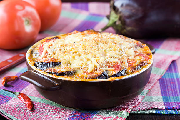 danie smaczne włoskie, przystawka z bakłażan, serem i pomidorami - eggplant parmesan cheese baked cheese zdjęcia i obrazy z banku zdjęć