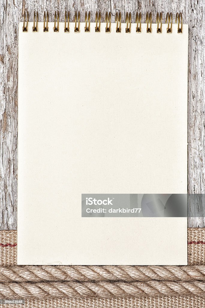 Corda, papel de caderno e hardware fita na madeira velha - Foto de stock de Aniagem de Cânhamo royalty-free