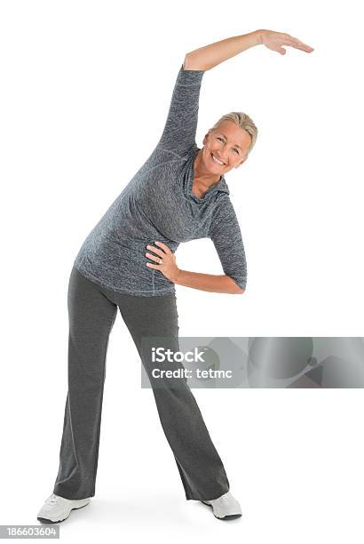 Szczęśliwy Starsza Kobieta Ćwiczyć - zdjęcia stockowe i więcej obrazów Ćwiczyć - Ćwiczyć, Senior, Białe tło