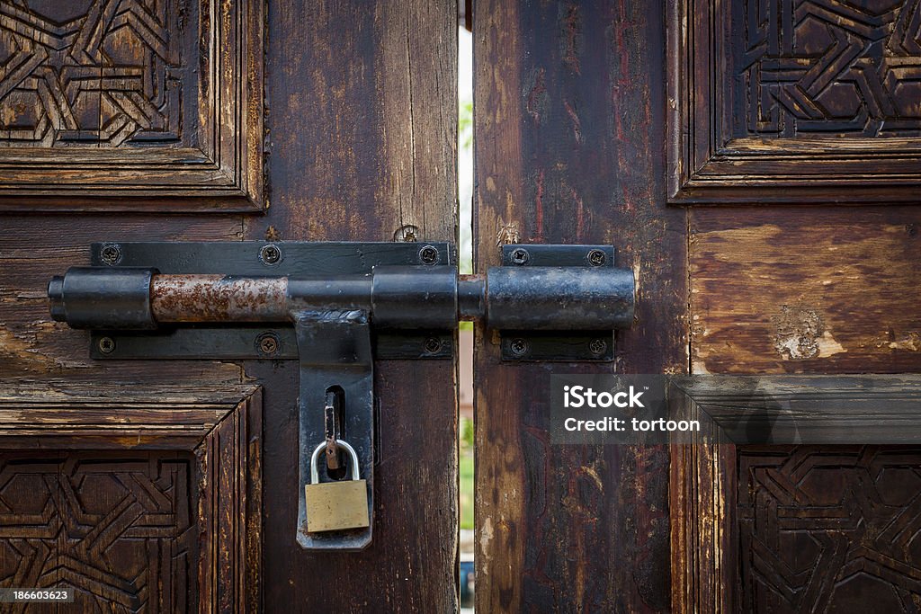 Antigua Puerta de cierre con llave - Foto de stock de Cerrado libre de derechos