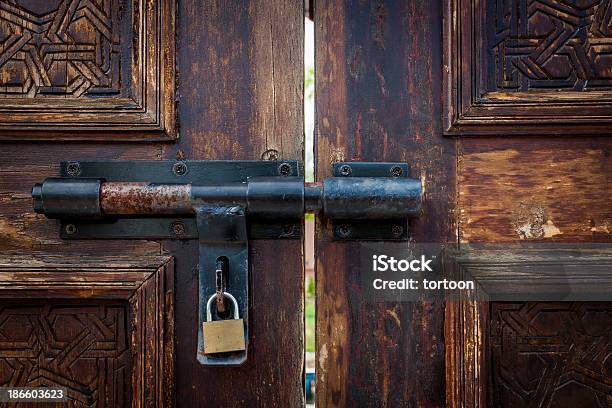 Старый Дверной Замок С Ключом — стоковые фотографии и другие картинки Дверь транспортного средства - Дверь транспортного средства, Закрытый, Абстрактный