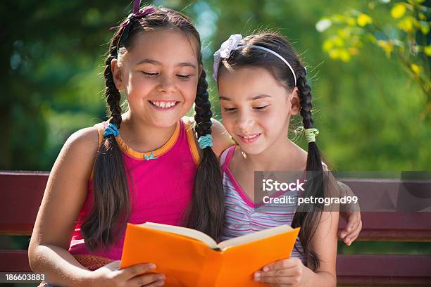 姉妹で読書夏の公園 - 2人のストックフォトや画像を多数ご用意 - 2人, ポートレート, ライフスタイル
