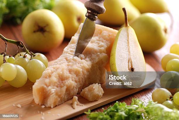 Część Parmezan - zdjęcia stockowe i więcej obrazów Bez ludzi - Bez ludzi, Drewno - Tworzywo, Fotografika