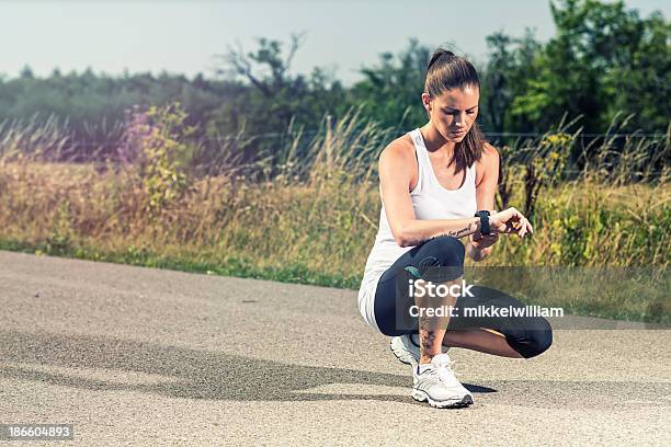 Kobieta Biegacz Jest Za Pomocą Impulsów Lub Gps Obejrzyj - zdjęcia stockowe i więcej obrazów Biegać