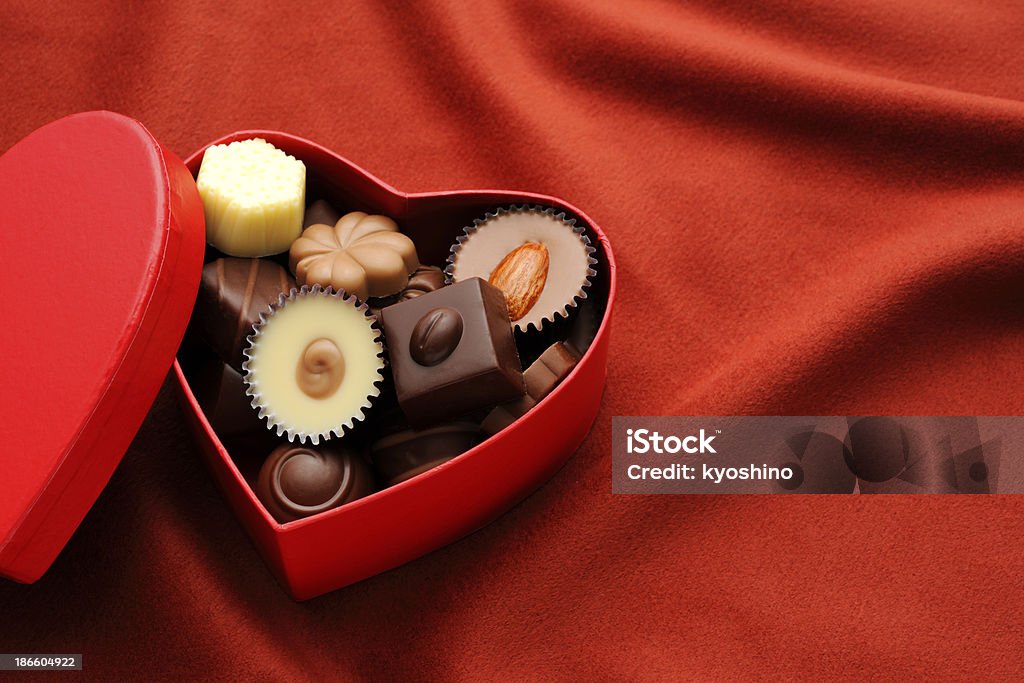 レッドハートチョコレートギフトボックスで赤色の背景 - お祝いのロイヤリティフリーストックフォト
