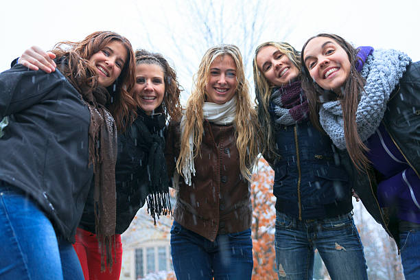 istock Snowy Day - Happy Friends 186607063