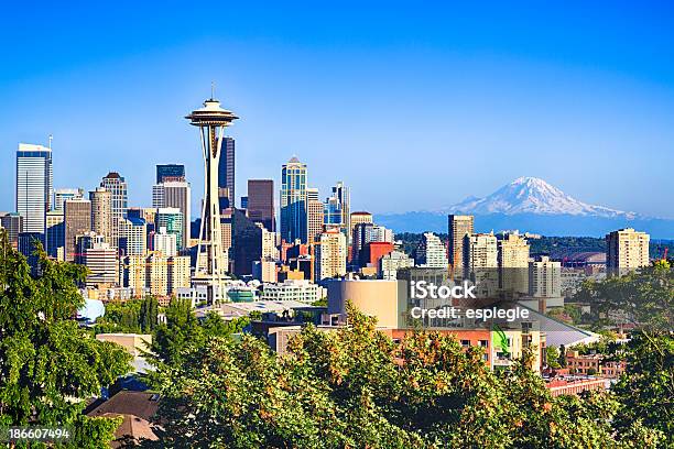 Seattle E Mount Rainier - Fotografie stock e altre immagini di Seattle - Seattle, Orizzonte urbano, Space Needle