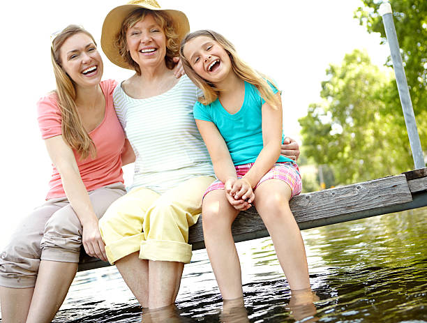 passant du bon temps - mother daughter grandmother jetty photos et images de collection