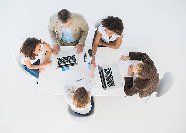 pessoas de negócios, apertando as mãos "durante a reunião - conference table business meeting business directly above - fotografias e filmes do acervo