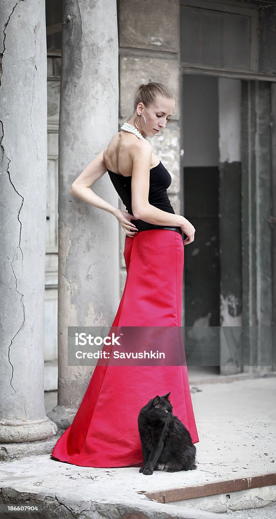 Ragazza in una gonna rossa - Foto stock royalty-free di Adulto