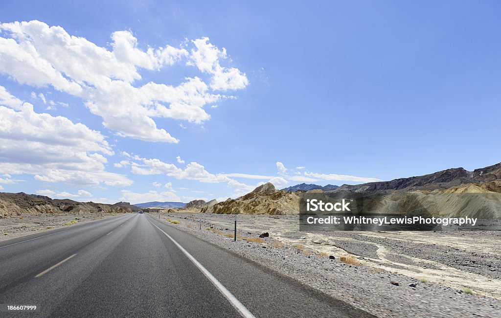 Autostrada attraverso la Valle della Morte - Foto stock royalty-free di Accessibilità