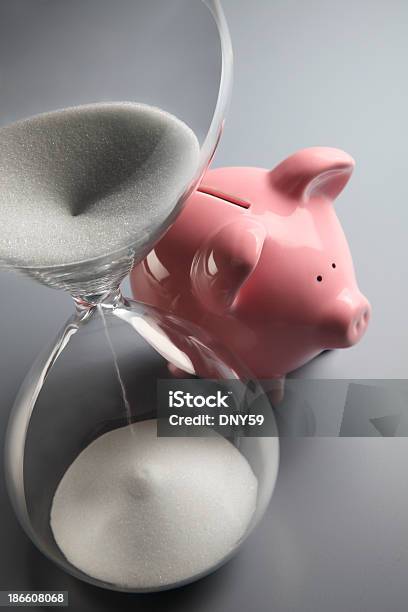 Jubilación Foto de stock y más banco de imágenes de Reloj de arena - Reloj de arena, Ahorros, Conceptos