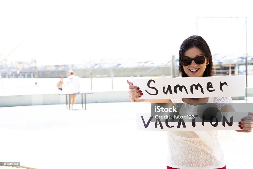 Viaggio vacanze: Giovane donna che indossa occhiali da sole in vacanza - Foto stock royalty-free di 25-29 anni