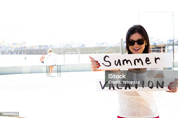 Viaggio Vacanze Giovane Donna Che Indossa Occhiali Da Sole In Vacanza - Fotografie stock e altre immagini di 25-29 anni