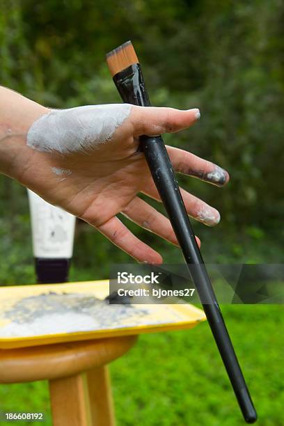 Joven Mujer Pintura Foto de stock y más banco de imágenes de 20 a 29 años - 20 a 29 años, 20-24 años, Acrílico