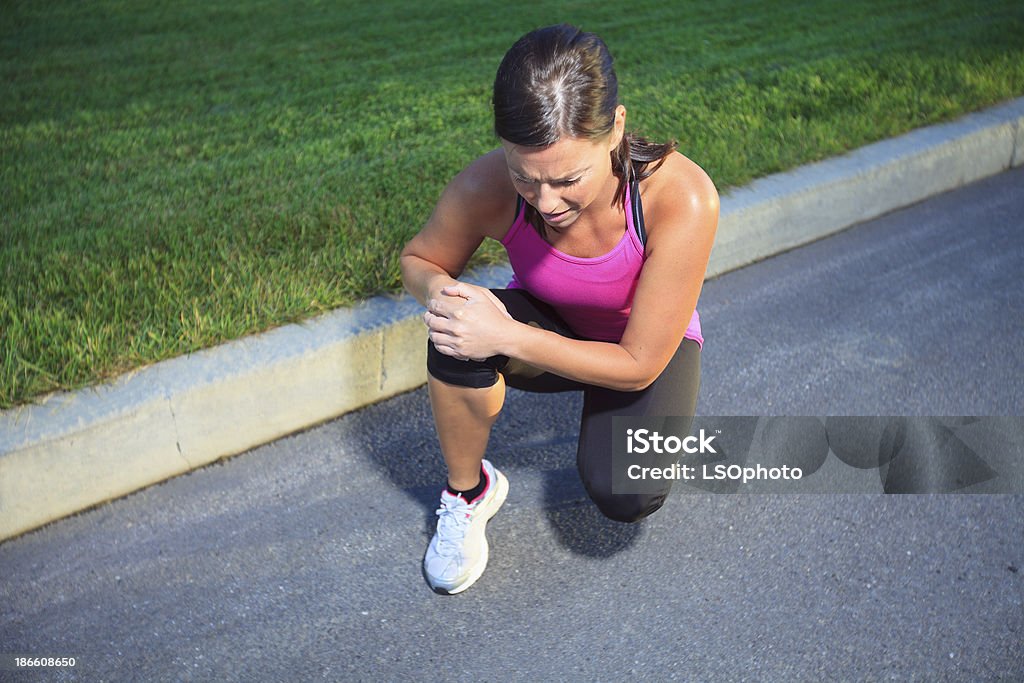 Здоровье женщины-Спортивные колени проблемы - Стоковые фото 30-34 года роялти-фри
