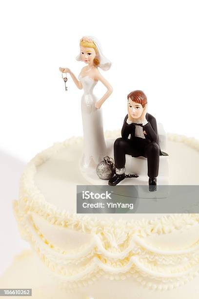 Matrimonio Bola De Hierro Y Cadena Caricatura Pastel De Bodas Topper Sobre Blanco Foto de stock y más banco de imágenes de Figurita para la torta de boda
