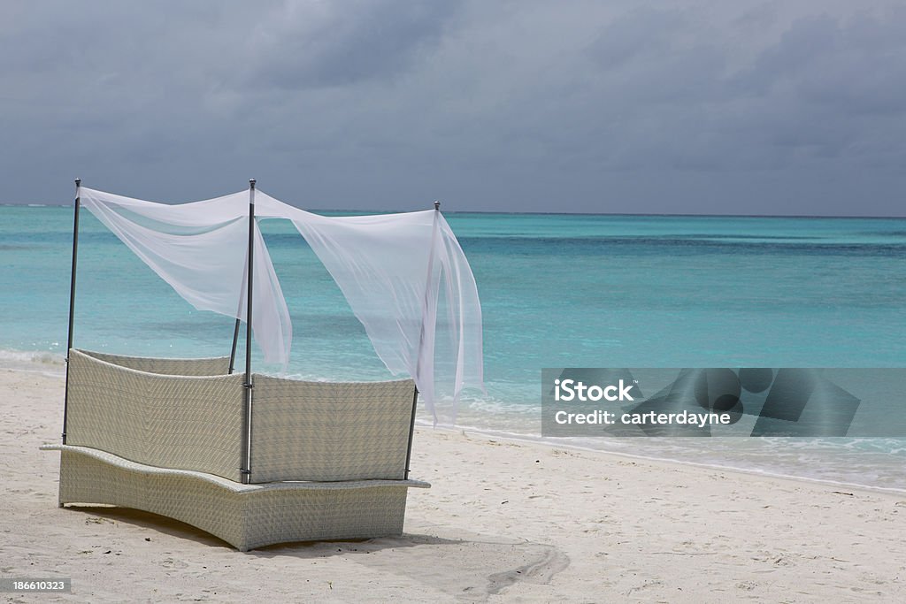 Banco de vime com uma privada praia de areia branca, nas Maldivas - Foto de stock de Areia royalty-free