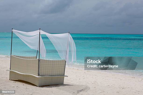 Foto de Banco De Vime Com Uma Privada Praia De Areia Branca Nas Maldivas e mais fotos de stock de Areia