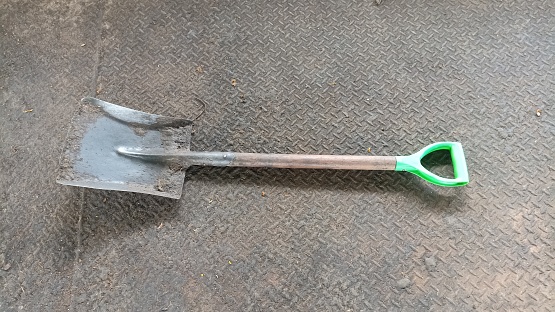 This photo shows a shovel cleaning tool on an iron plate