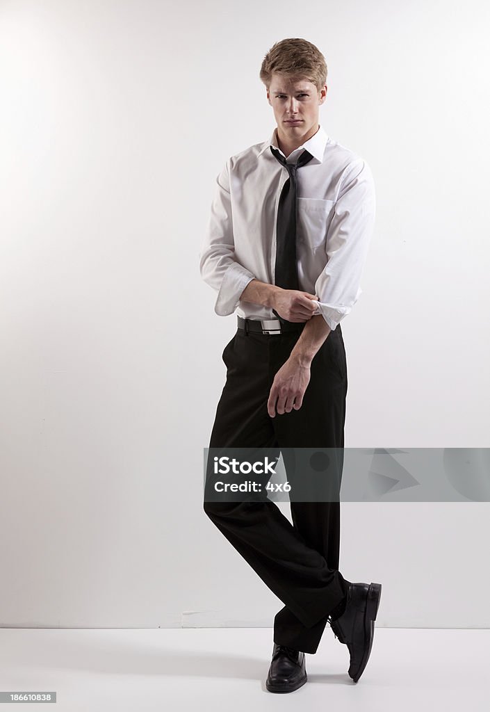 Hombre joven de pie - Foto de stock de Adulto joven libre de derechos