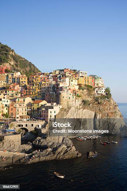 Manarola В Чинкветерре Италия — стоковые фотографии и другие картинки Ligurian Sea - Ligurian Sea, Без людей, Большой город