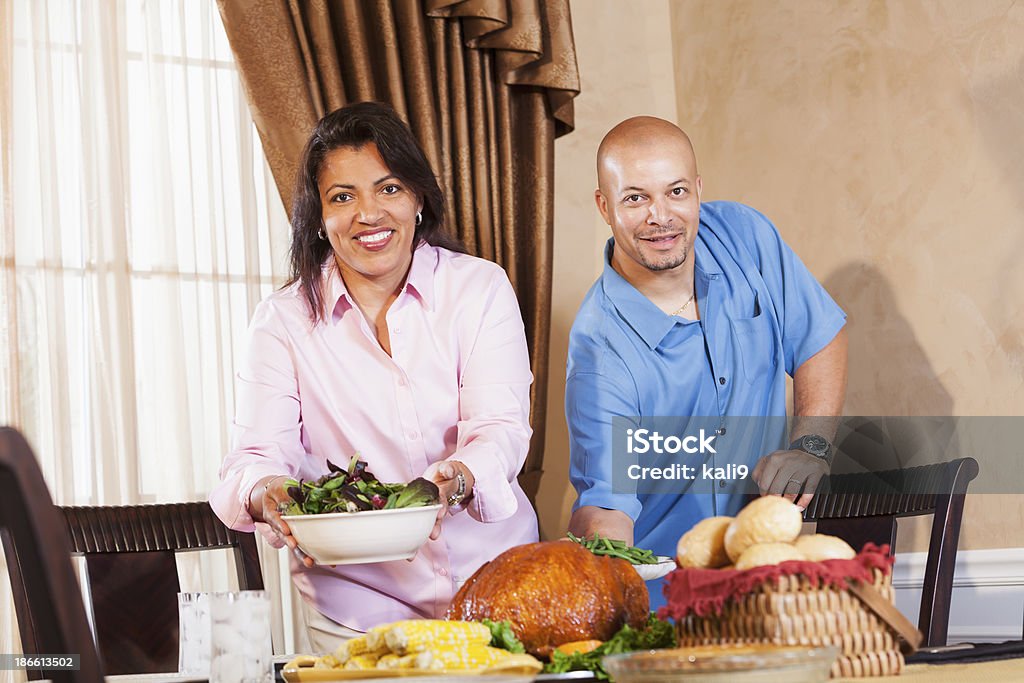 Średnim wieku African American para posiłku serwowane dzień wolny od pracy - Zbiór zdjęć royalty-free (Boże Narodzenie)
