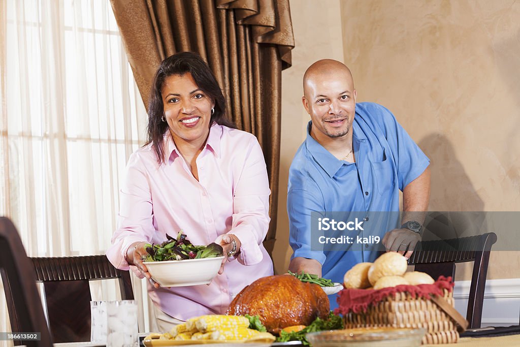 Meio envelhecido casal americano africano, com refeição no feriado - Foto de stock de Jantar royalty-free