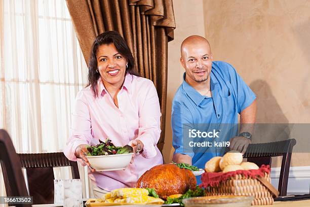 Foto de Meio Envelhecido Casal Americano Africano Com Refeição No Feriado e mais fotos de stock de Jantar