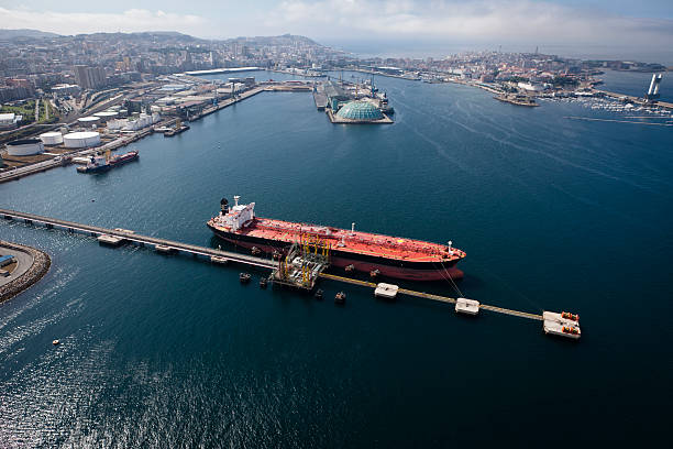 vista aérea del petróleo crudo petrolero y depósitos de almacenamiento - supertanker fotografías e imágenes de stock