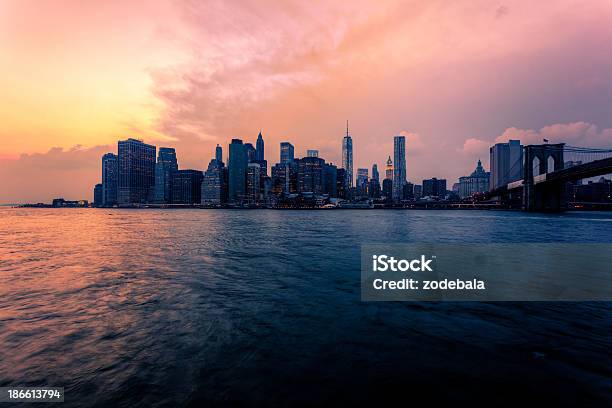 Skyline Di Downtown Manhattan Al Tramonto - Fotografie stock e altre immagini di Acqua - Acqua, Ambientazione esterna, Architettura