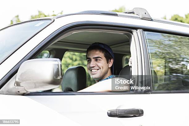 젊은 남자 통근 운전자의 전문대학교 학생 대학생에 대한 스톡 사진 및 기타 이미지 - 대학생, 차, 운전하기