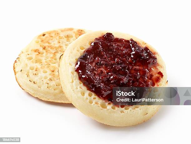 Tostato Crumpets Con Marmellata Di Lamponi - Fotografie stock e altre immagini di Marmellata - Marmellata, Muffin - Pane, Ambientazione interna