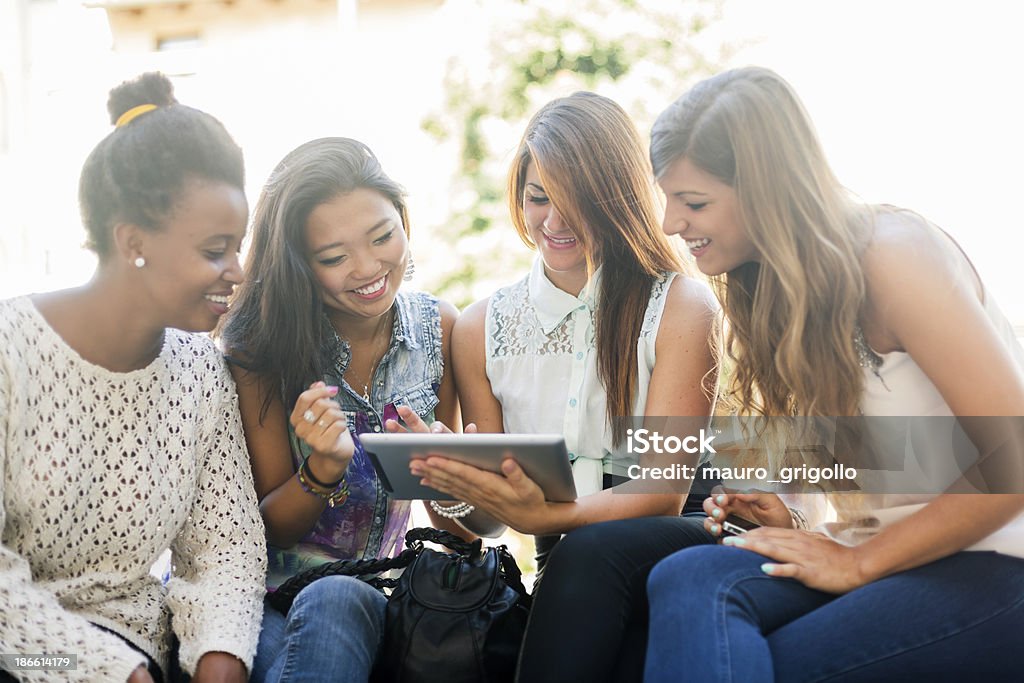 Vier junge Frauen, die einen tablet PC - Lizenzfrei Multikulturelle Gruppe Stock-Foto