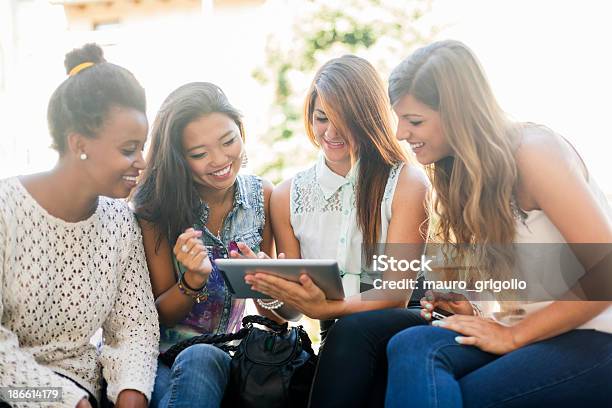 Vier Junge Frauen Die Einen Tablet Pc Stockfoto und mehr Bilder von Multikulturelle Gruppe - Multikulturelle Gruppe, Schönheit, 18-19 Jahre