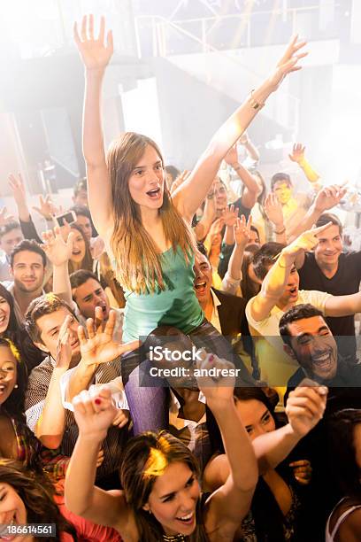 Mujer Disfrutando De Un Concierto Foto de stock y más banco de imágenes de Club - Club, 20 a 29 años, Actuación - Representación