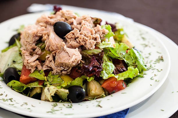 изысканный салат из тунца - tuna steak tuna steak olive oil стоковые фото и изображения
