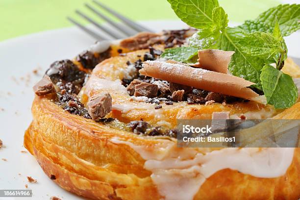 Foto de Caracol De Chocolate Doce e mais fotos de stock de Assado no Forno - Assado no Forno, Bola doce, Bolo