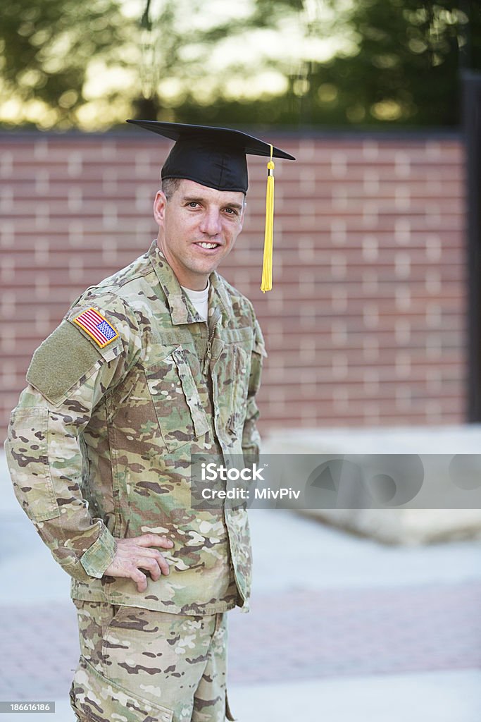 American Soldier con sombrero de graduación - Foto de stock de 30-39 años libre de derechos