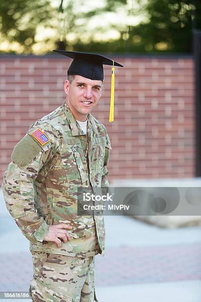 American Soldier Con Sombrero De Graduación Foto de stock y más banco de imágenes de 30-39 años - 30-39 años, Adulto, Adulto de mediana edad