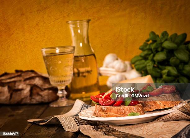 Bruschetta Stockfoto und mehr Bilder von Basilikum - Basilikum, Brotsorte, Bruschetta