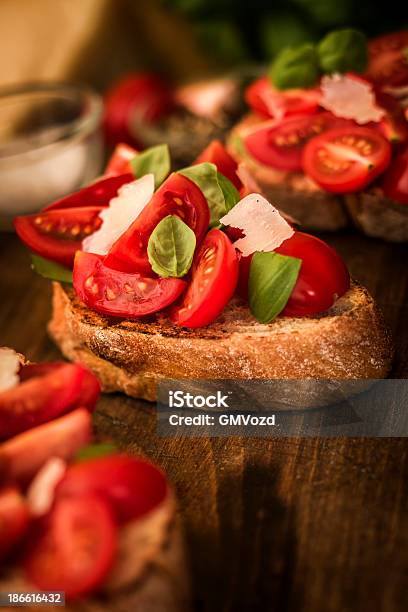 Bruschetta - Fotografie stock e altre immagini di Alimentazione sana - Alimentazione sana, Antipasto, Basilico