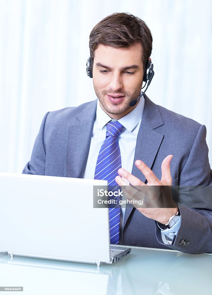 Macho Helpdesk operador usando computadora portátil - Foto de stock de 20 a 29 años libre de derechos