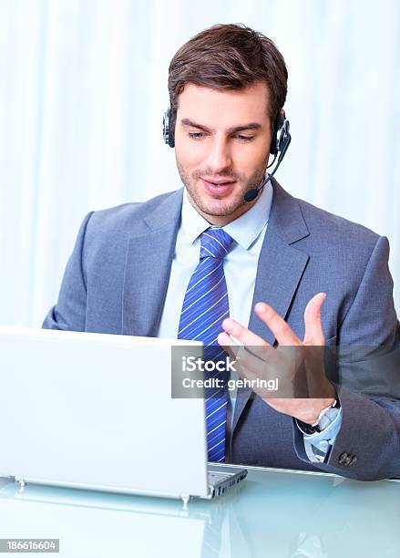 Macho Helpdesk Operador Usando Computadora Portátil Foto de stock y más banco de imágenes de 20 a 29 años