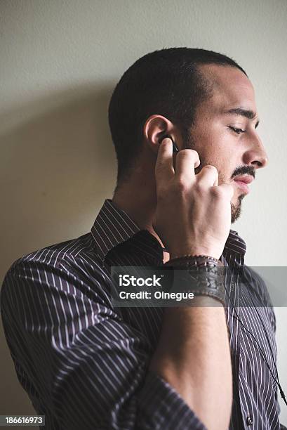 Jovem Elegante Homem Com Capacete De Desporto - Fotografias de stock e mais imagens de Adulto - Adulto, Auscultador - Equipamento Áudio, Barba