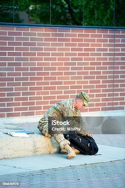 Amerikanische Soldaten Im Campus Stockfoto und mehr Bilder von Akademisches Lernen - Akademisches Lernen, Bildung, Buch